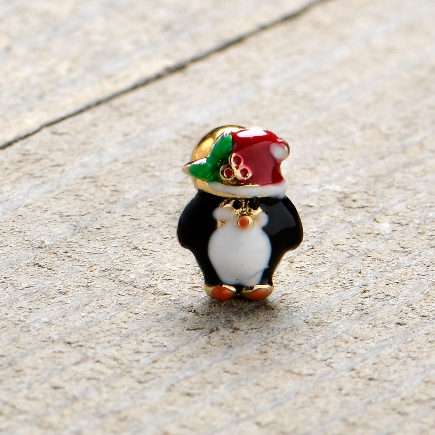 16G 1/4 Gold Tone Holly Hat Penguin Cartilage Tragus Earring