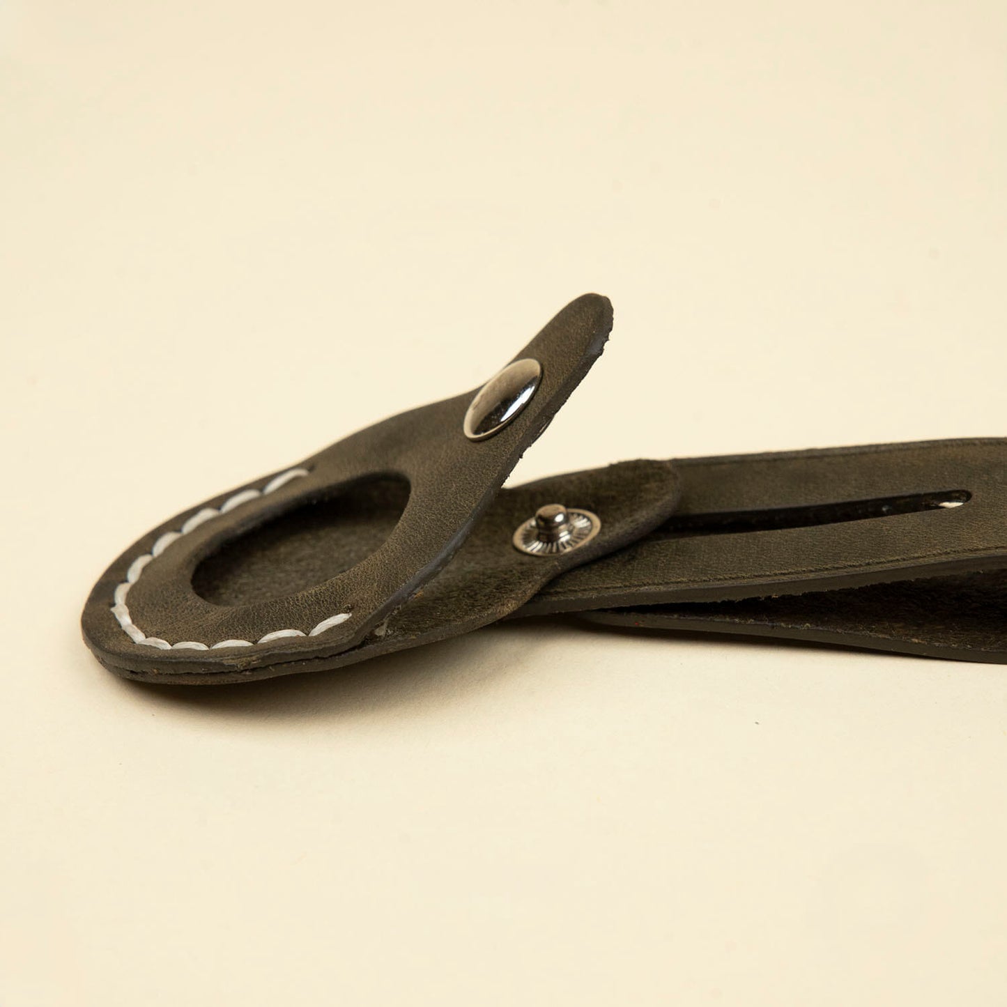 Handcrafted Leather AirTag Keychain – Sleek and Secure - Green - Warren