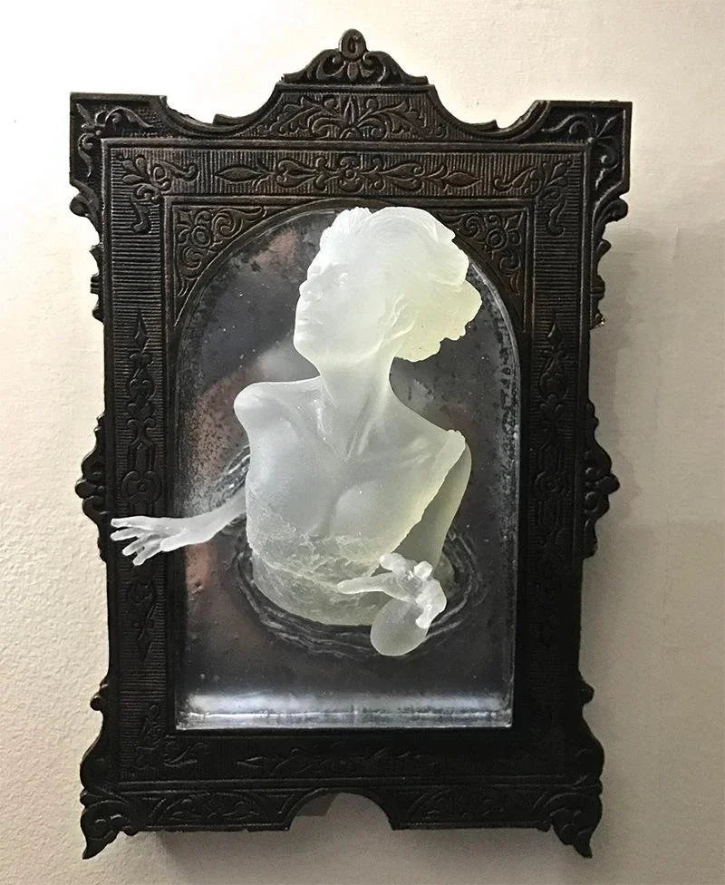 Halloween Resin Devil's Hand Wall Decoration Gohtic Ghost in The Mirror Luminous Crafts Spooky Props Home Photo Frame Decor
