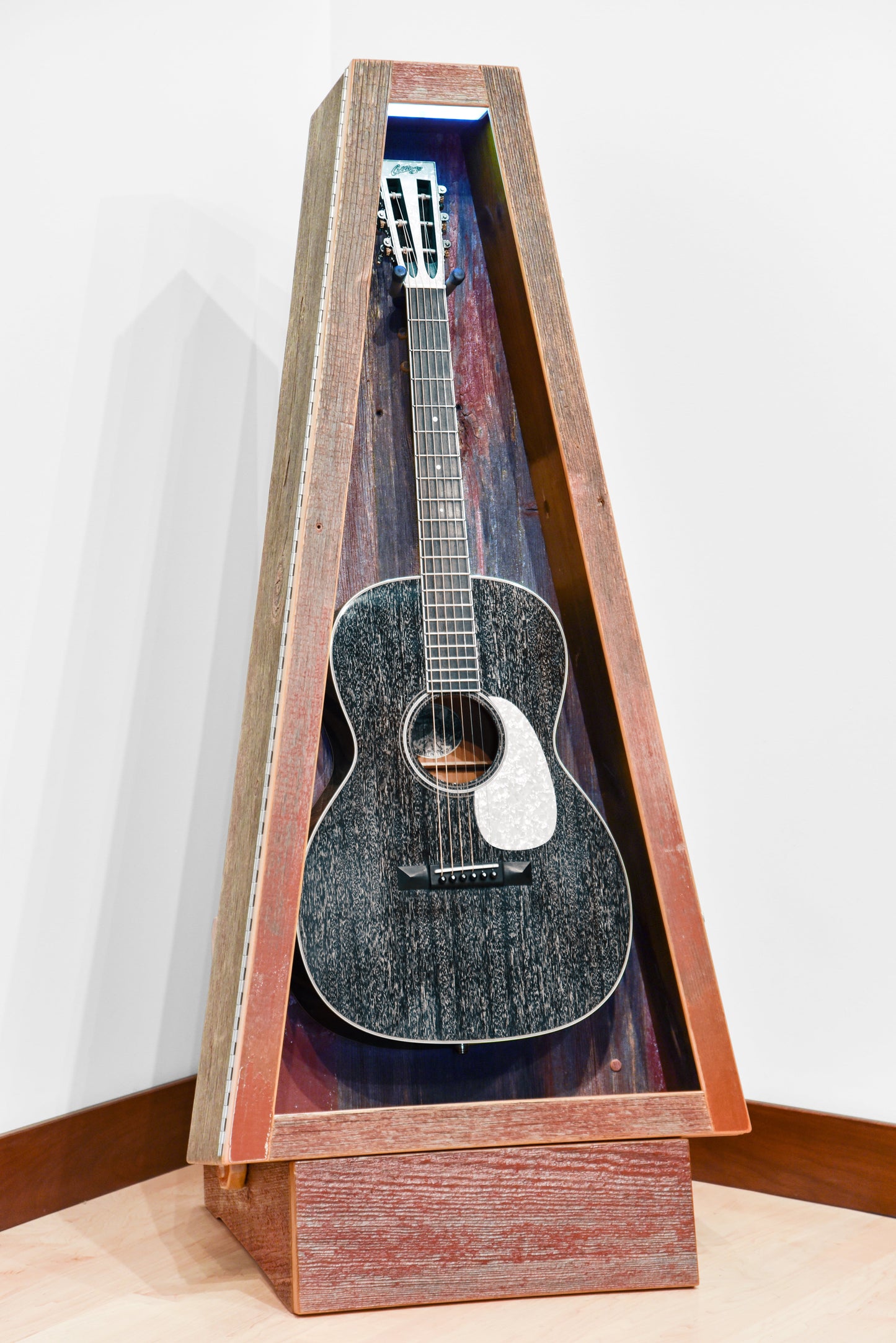 ClimaStand Triangle Humidor with Base - Reclaimed Barnwood (Red)