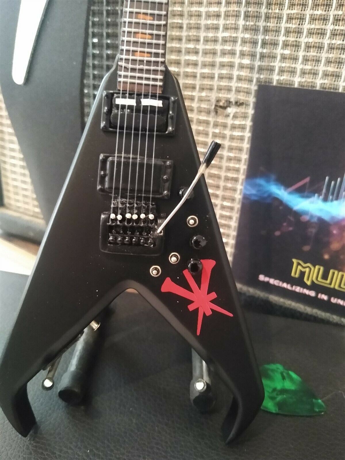 KERRY KING (Slayer) -Dean Axe V Licensed 1:4 Scale Replica Guitar ~Axe Heaven