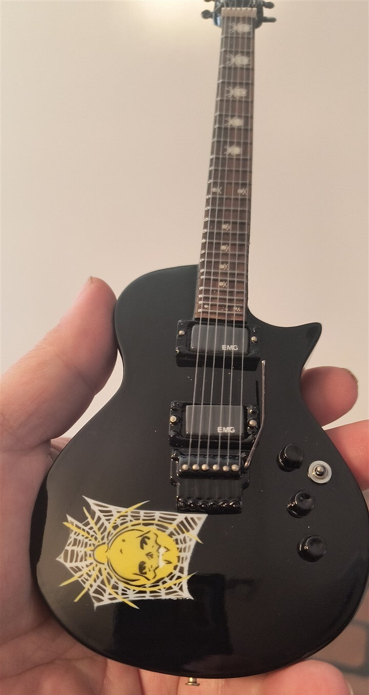 KIRK HAMMETT - Skull & Spider Web 1:4 Scale Replica Guitar ~Axe Heaven~