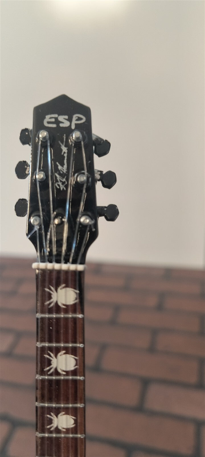 KIRK HAMMETT - Skull & Spider Web 1:4 Scale Replica Guitar ~Axe Heaven~