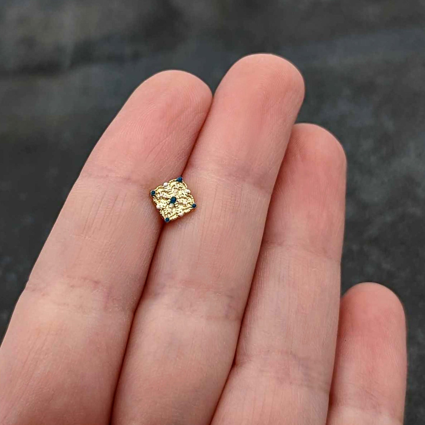 16G 1/4 Blue Gem Gold Tone Lacy Rhombus Cartilage Tragus Earring