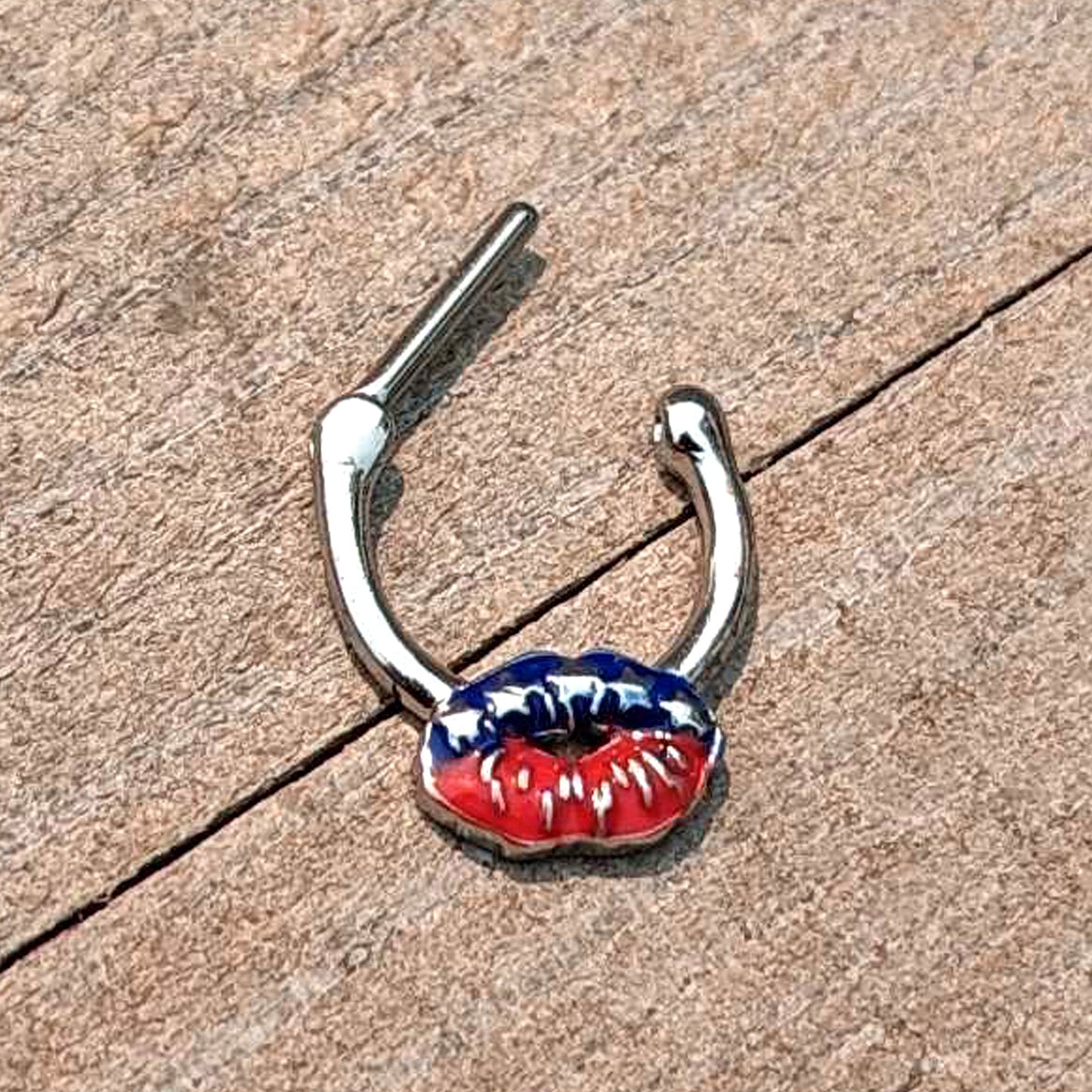 16G 5/16 Patriotic Kissy Lips Cartilage Clicker
