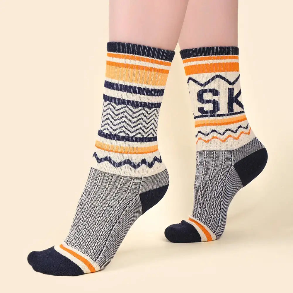 Six Pairs Of Men's And Women's Fashionable Socks With Letter Patterns - Offering Fashion And Comfort For Daily Wear And Suitable For All Four Seasons.