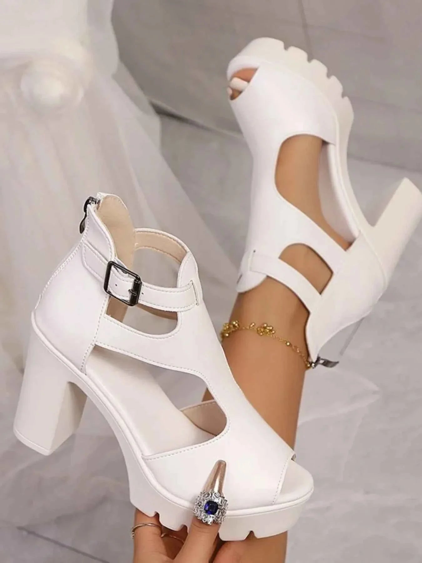 Stylish Cutout Block : Heels Sandals