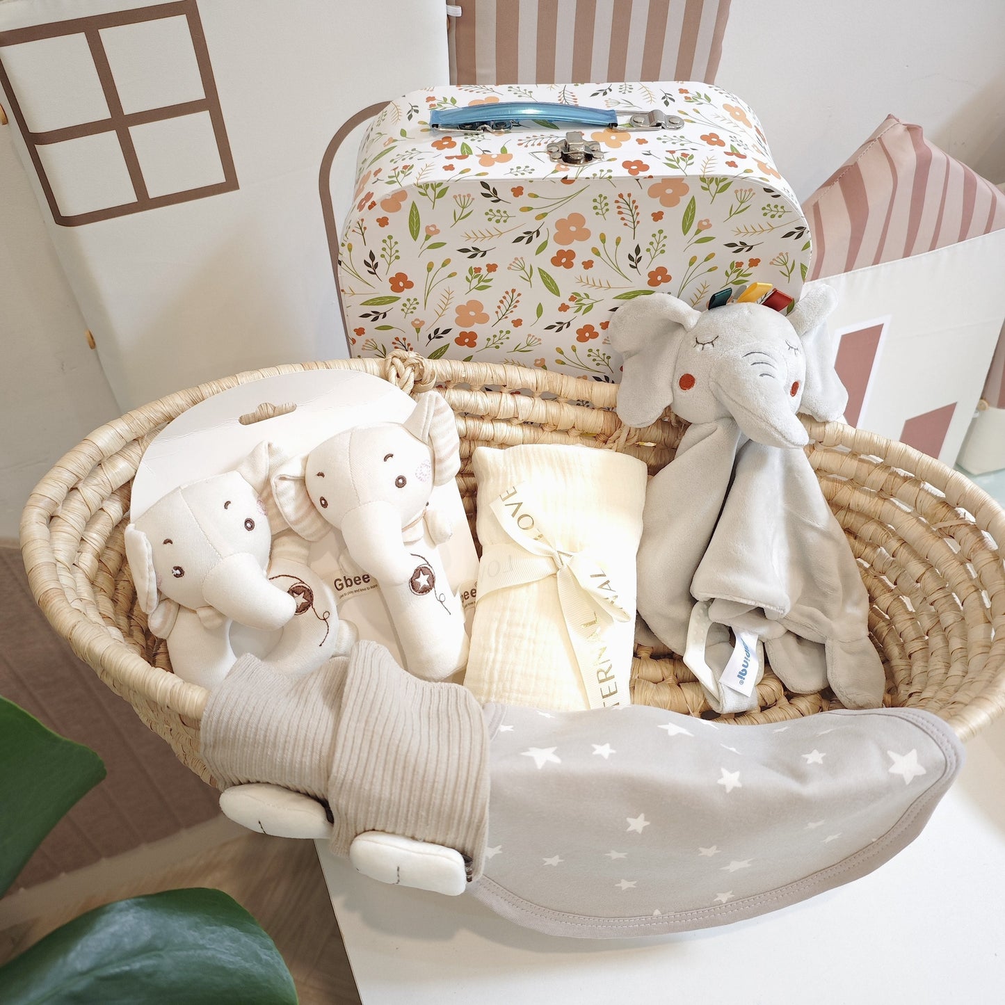 5pcs Youngsters Shower Gift Set - Unique Youngsters Essentials with Cotton Blanket, Elephant Lovey, Socks, and More, Soft & Cozy, Perfect for Boys & Girls, Ideal for Youngsters Shower / Youngsters Collection, for Youngsters