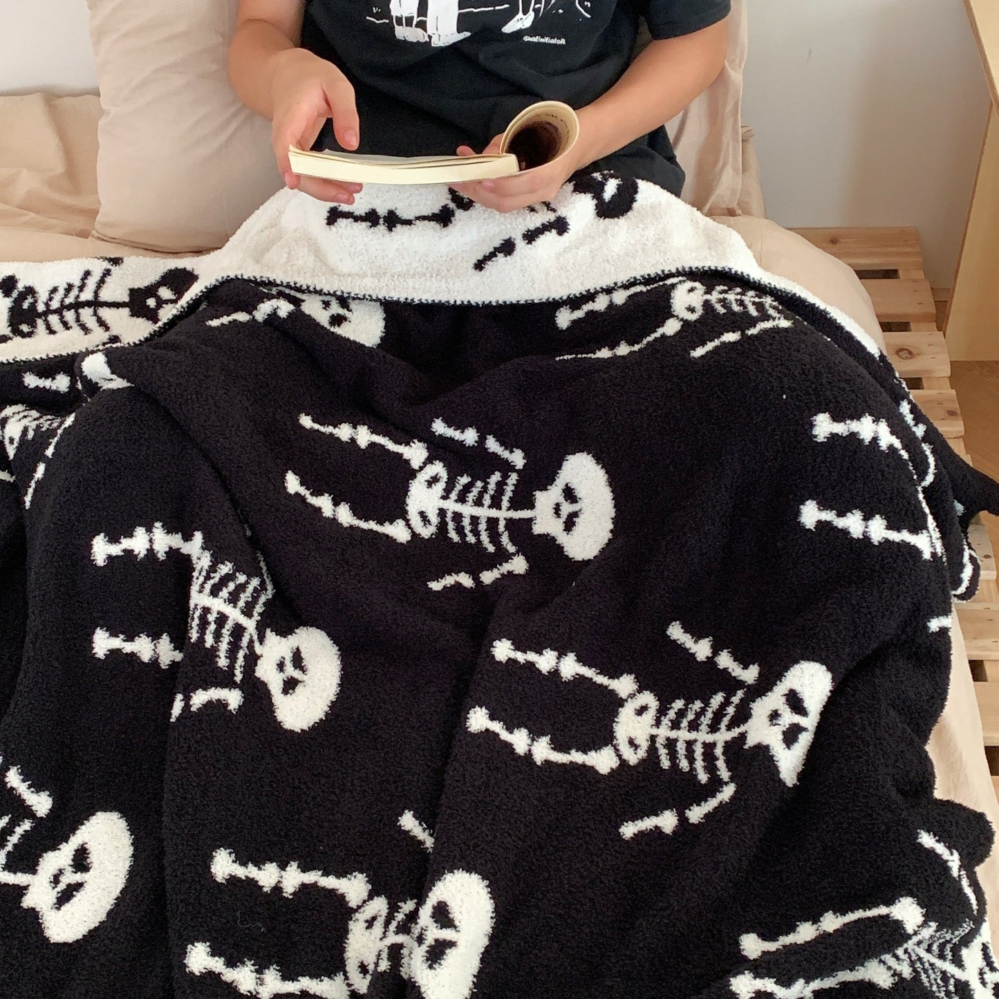 1pc Halloween Cartoon Skull Blanket Premium Sense Home Warm Blanket Nap Throw Blanket Travel Blanket Shawl Blanket Half Flannel Jacquard High Quality Knitted Blanket