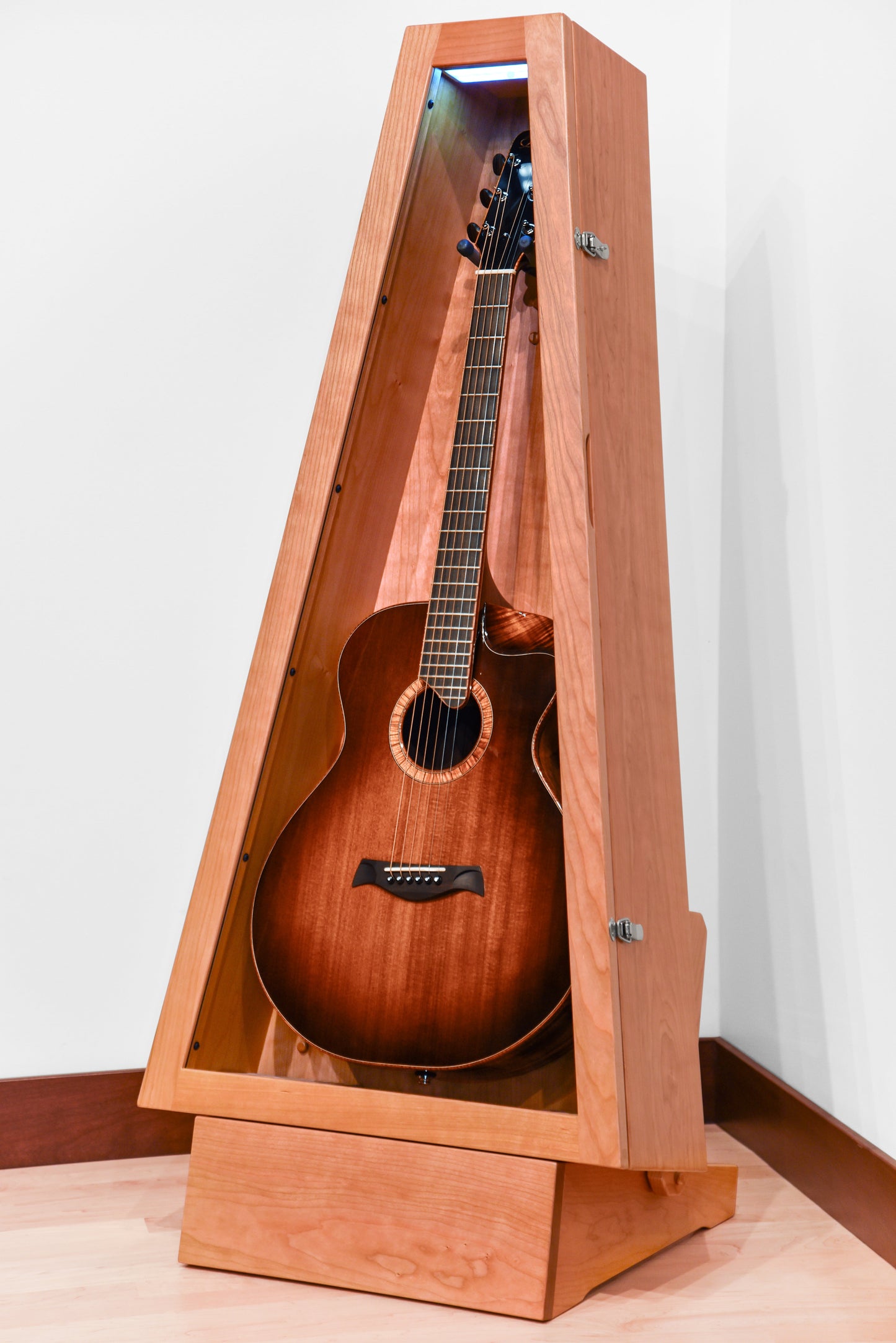 ClimaStand Triangle Humidor with Base - Cherry