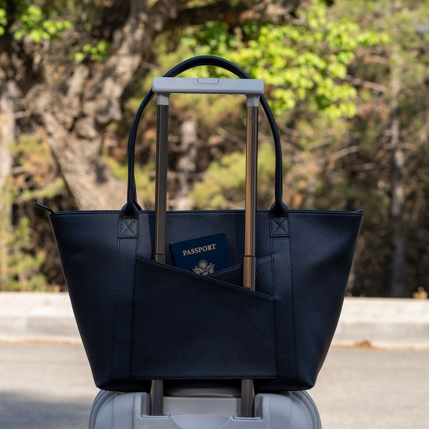 The Leathere New York Tote - Black