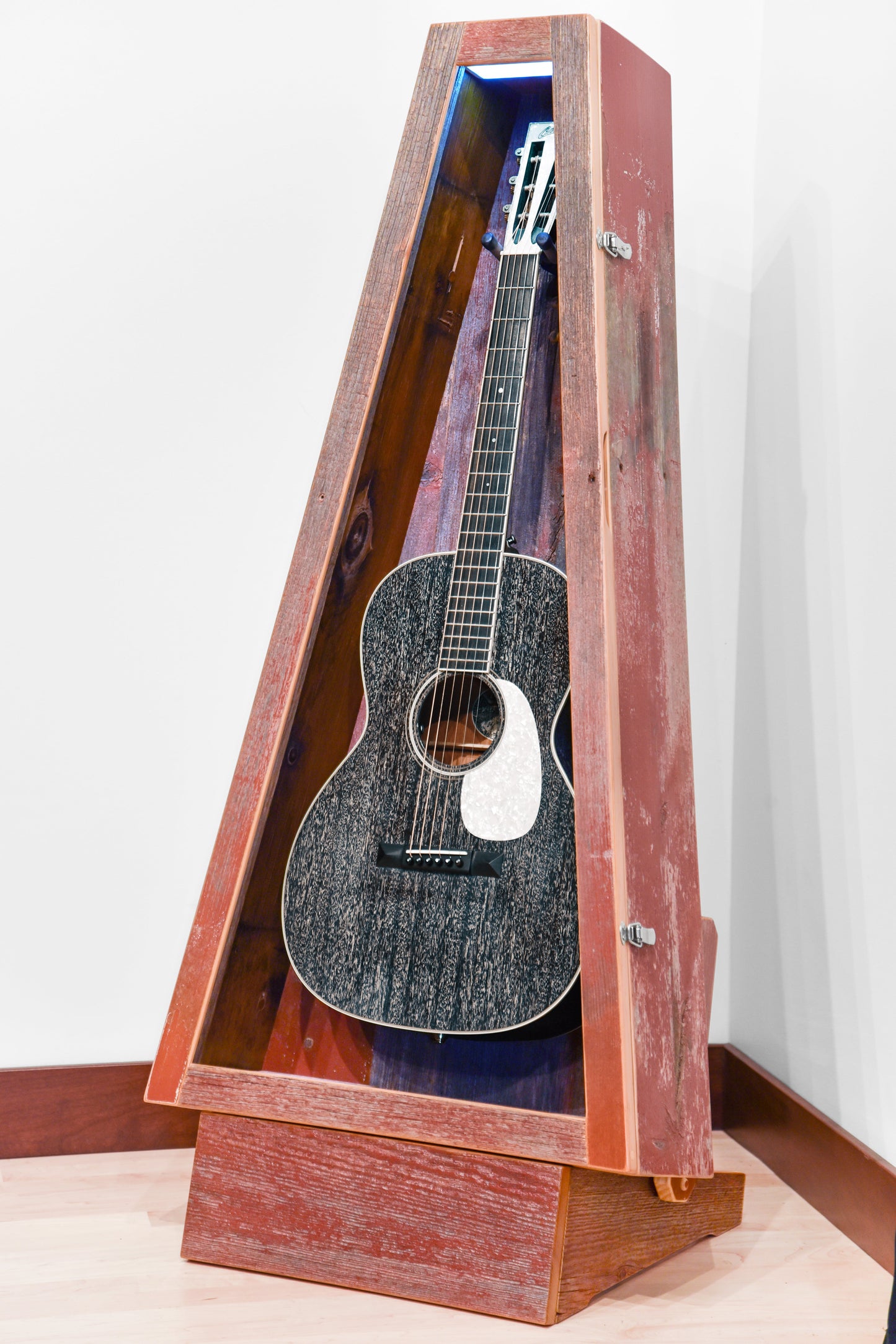 ClimaStand Triangle Humidor with Base - Reclaimed Barnwood (Red)