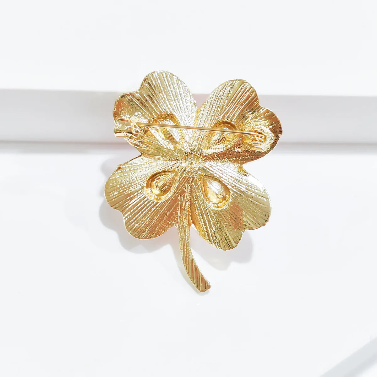 Cross border popular imitation emerald rhinestone four leaf clover brooch chest flower retro brooch