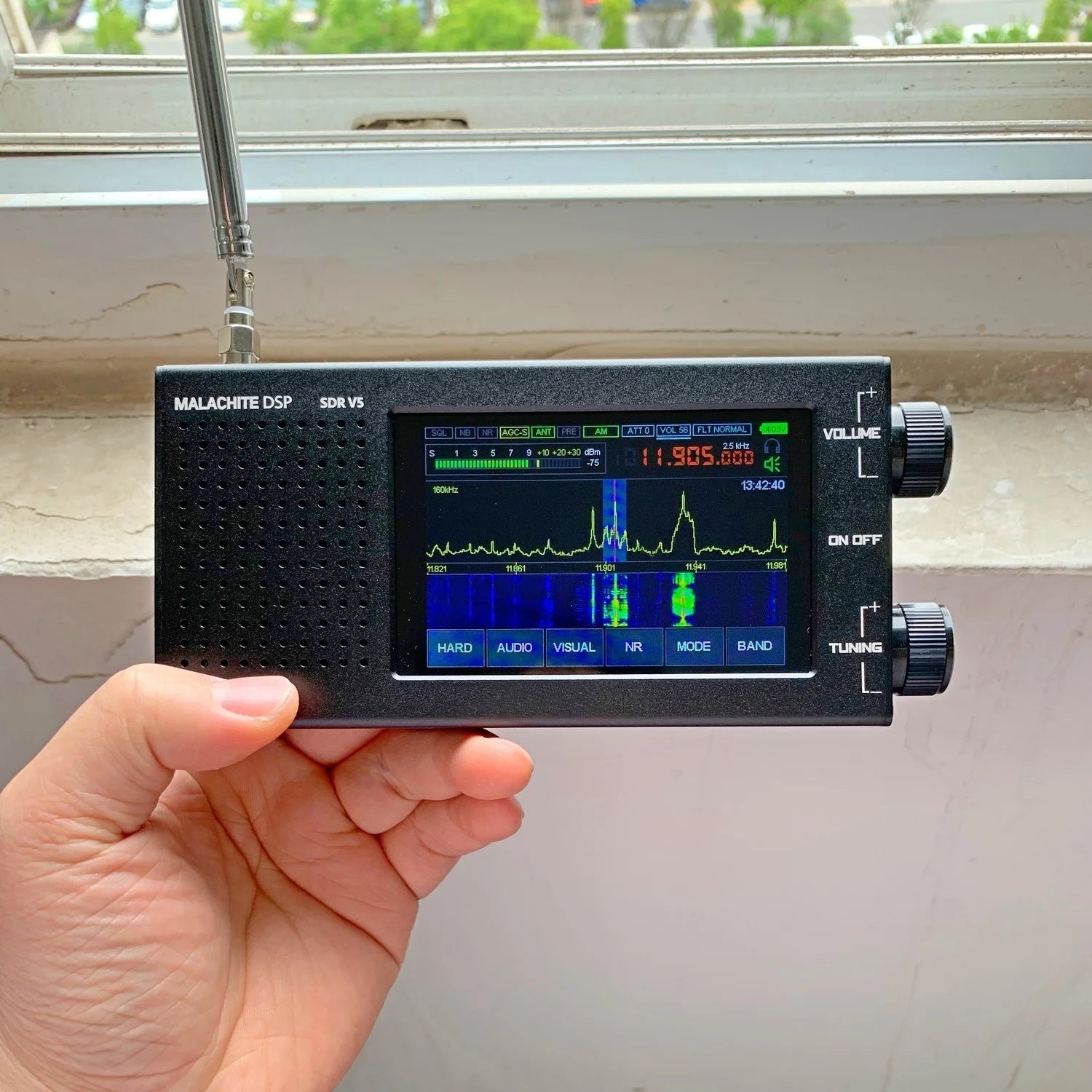 Malachite DSP SDR Receiver V5 – CNC Aluminum Case, 5000mAh Battery, Full-Range Spectrum AM/FM/SSB/NFM/WFM Receiver - Premium radio from DS - Just $399.99! Shop now at Lizard Vigilante