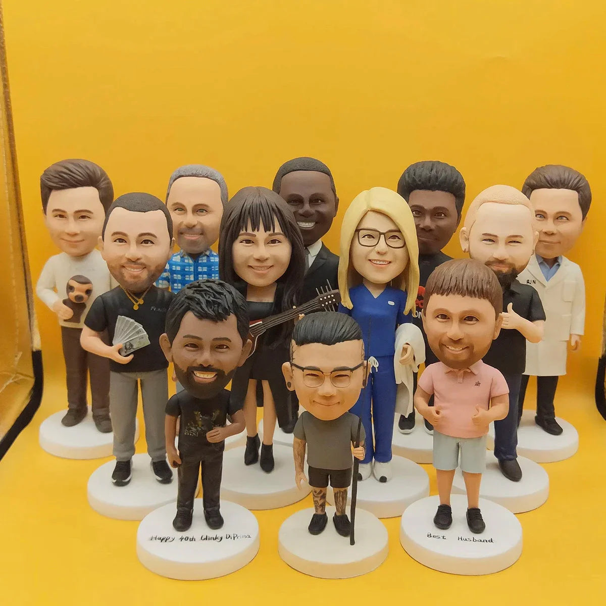 Customize personalized big head sculptures to prepare Christmas and birthday gifts for family and friends, requiring a full body