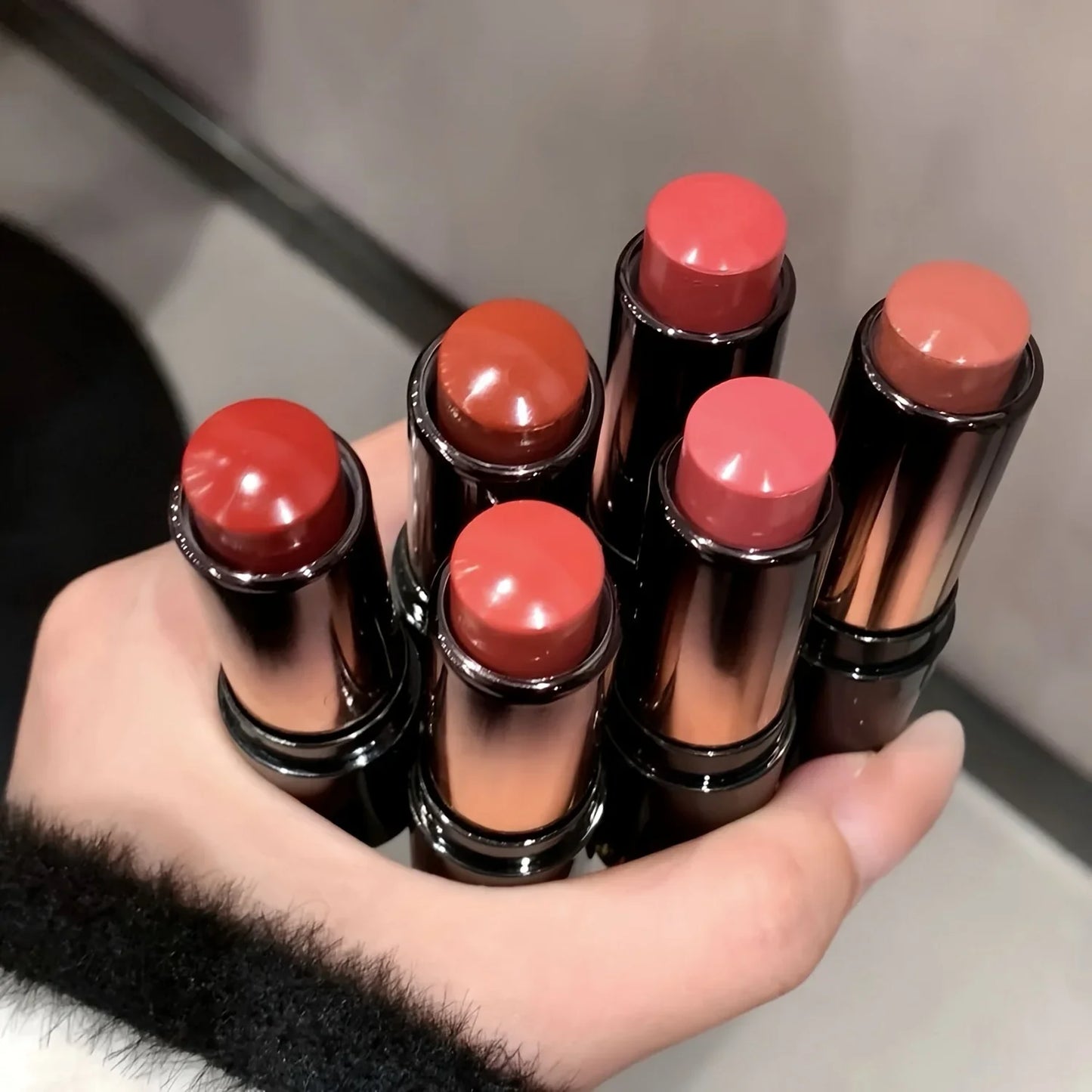 Shiny & Hydrating Lipstick - Long-Lasting, Even Coverage with a Natural, Lightweight Feel - Suitable for All Skin Types