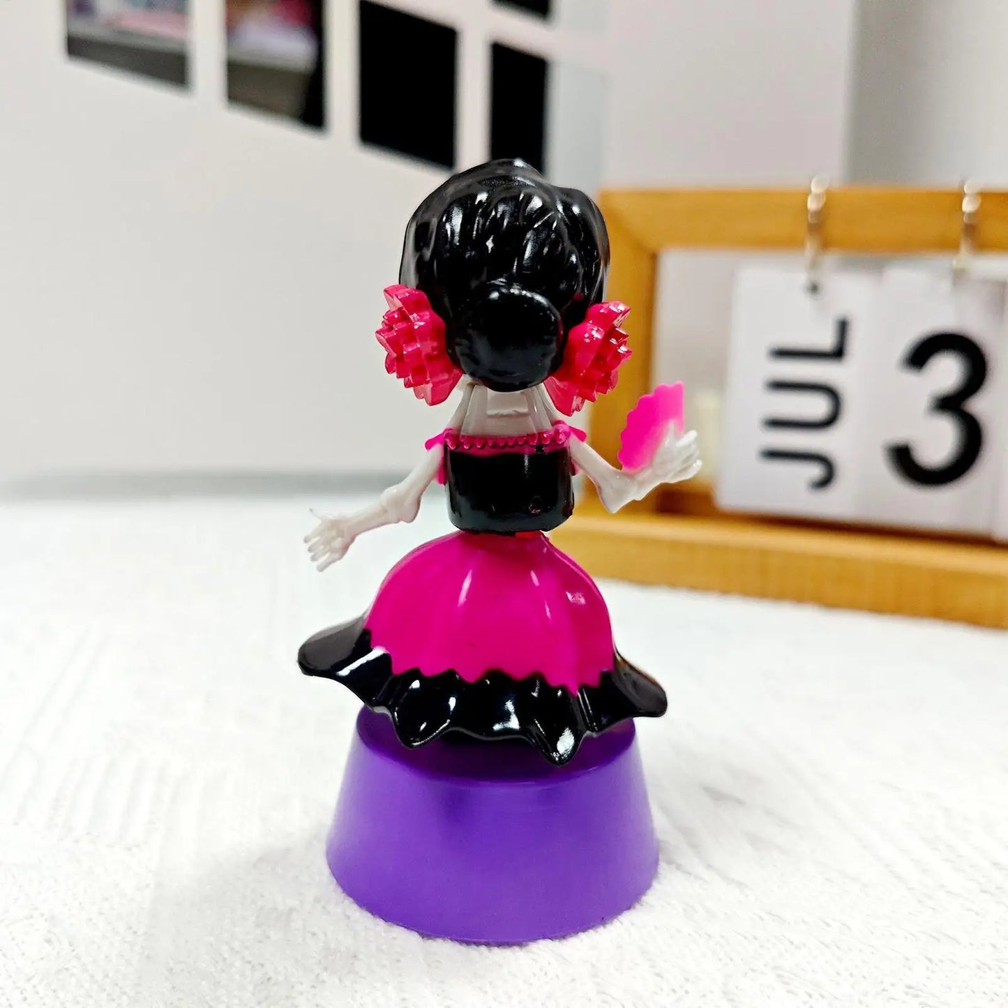 Halloween Car Decorations Car Dashboard Decorations Solar-Powered Shaking Head Ornament For Desktop Interior Home Men Women