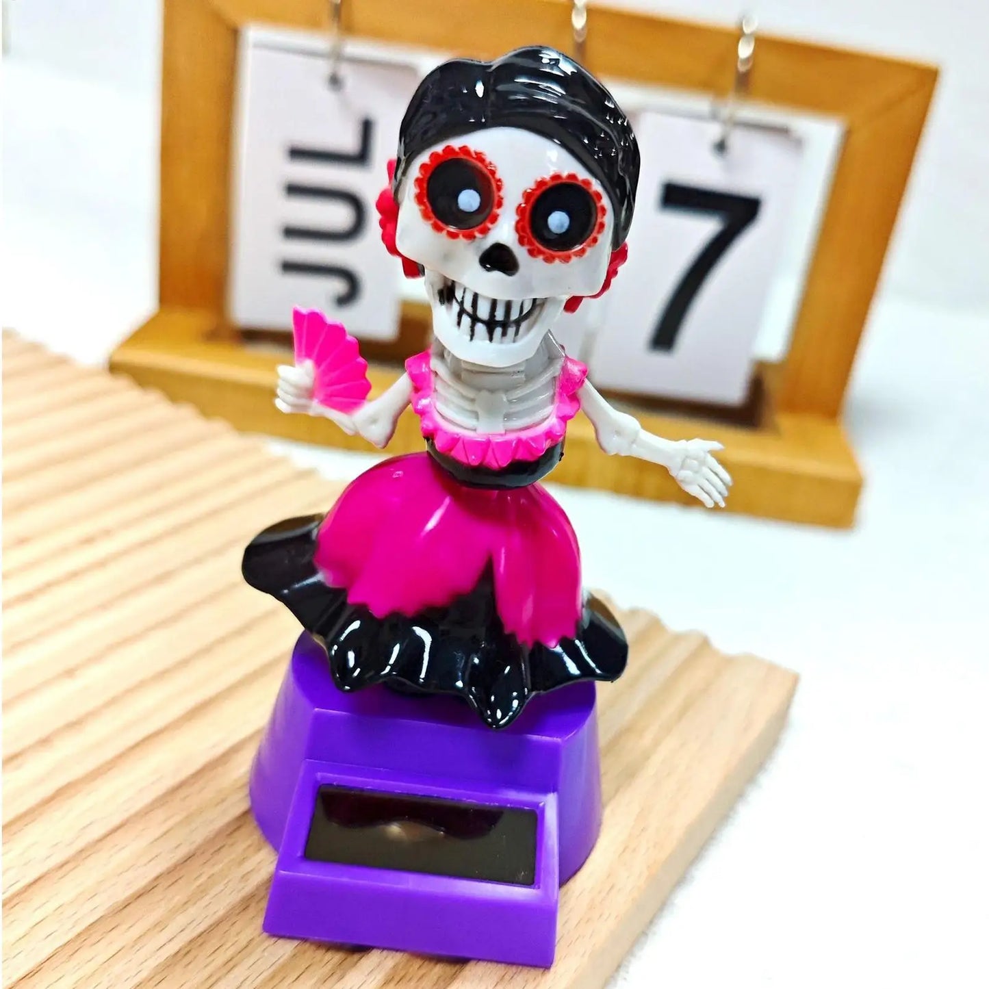 Halloween Car Decorations Car Dashboard Decorations Solar-Powered Shaking Head Ornament For Desktop Interior Home Men Women