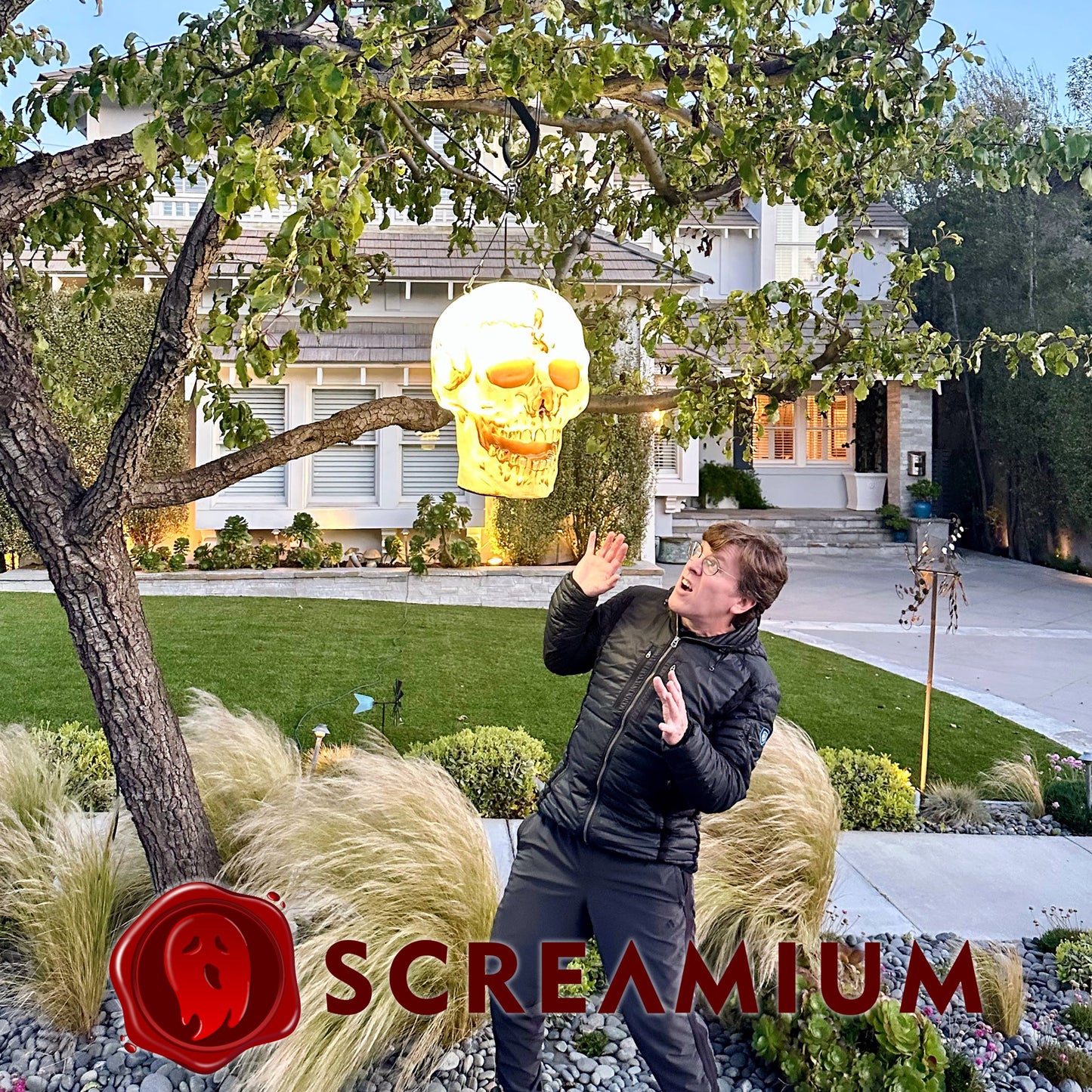 Giant Skull Pendant Lantern Prop 20-Inch-Tall Waterproof Outdoor Halloween Decoration