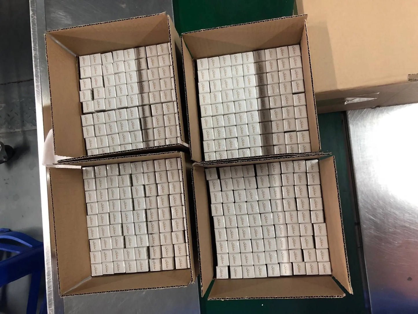 Lip Gloss with Led Light and Mirror Private Label Lipstick Liquid Shiny Colors P42 P43 P90 P143