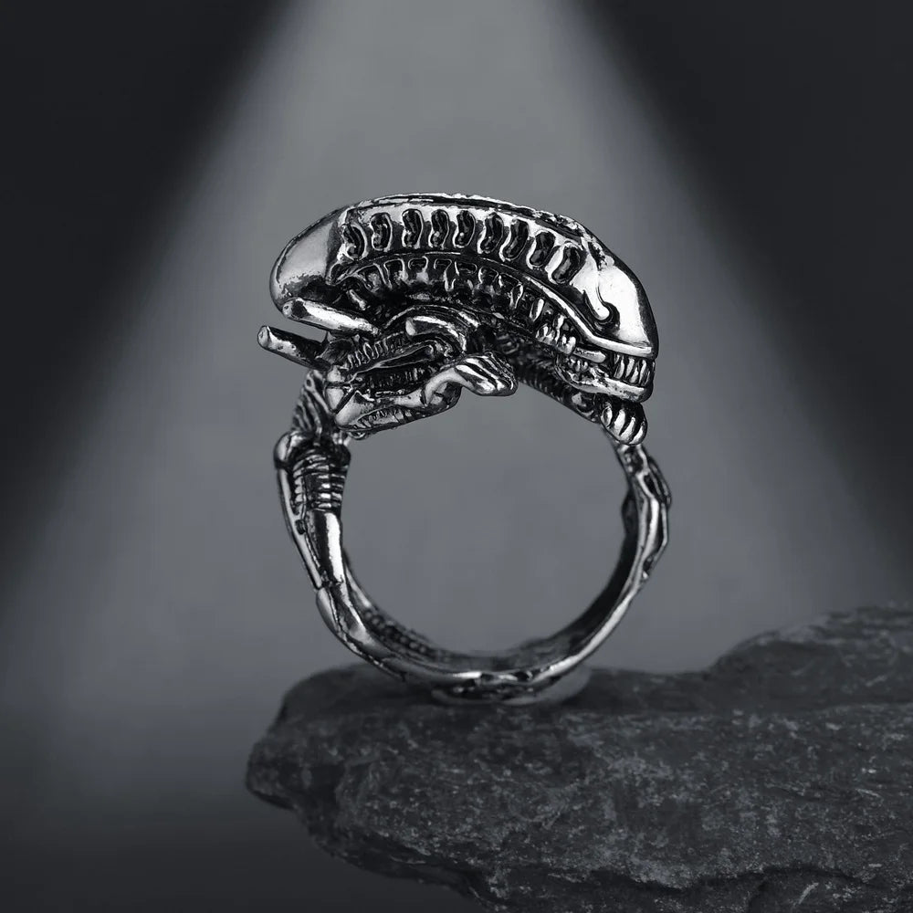 Predator Pulse Skull Ring – Gothic Biker Armor for the Apocalypse-Loving Elite