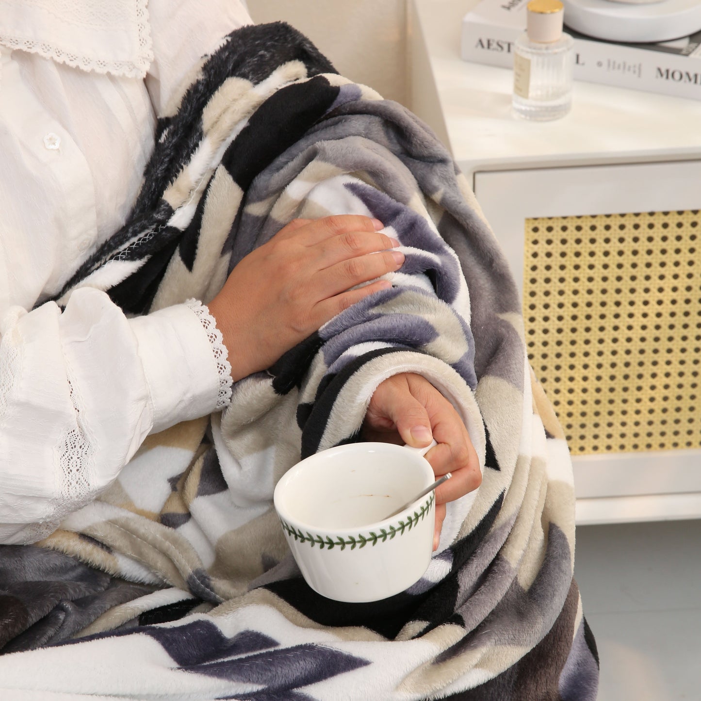 1pc Southwest Native American Flannel Polyester Throw Double-side Printed Blanket, Aztec Geometry Pattern Travel Couch Bed Blanket Plush Soft Lightweight Blanket For All Season