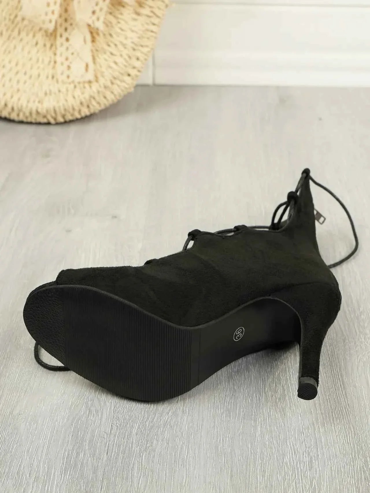 Elegant Lace-Up : High Heel Sandals