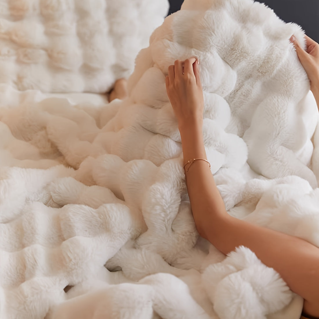 1pc Super Soft Faux Rabbit Fur Blanket - All Seasons Wool Blanket for Bedroom, Office, Camping, and Travel - Warm and Comfortable - Perfect Home Decoration