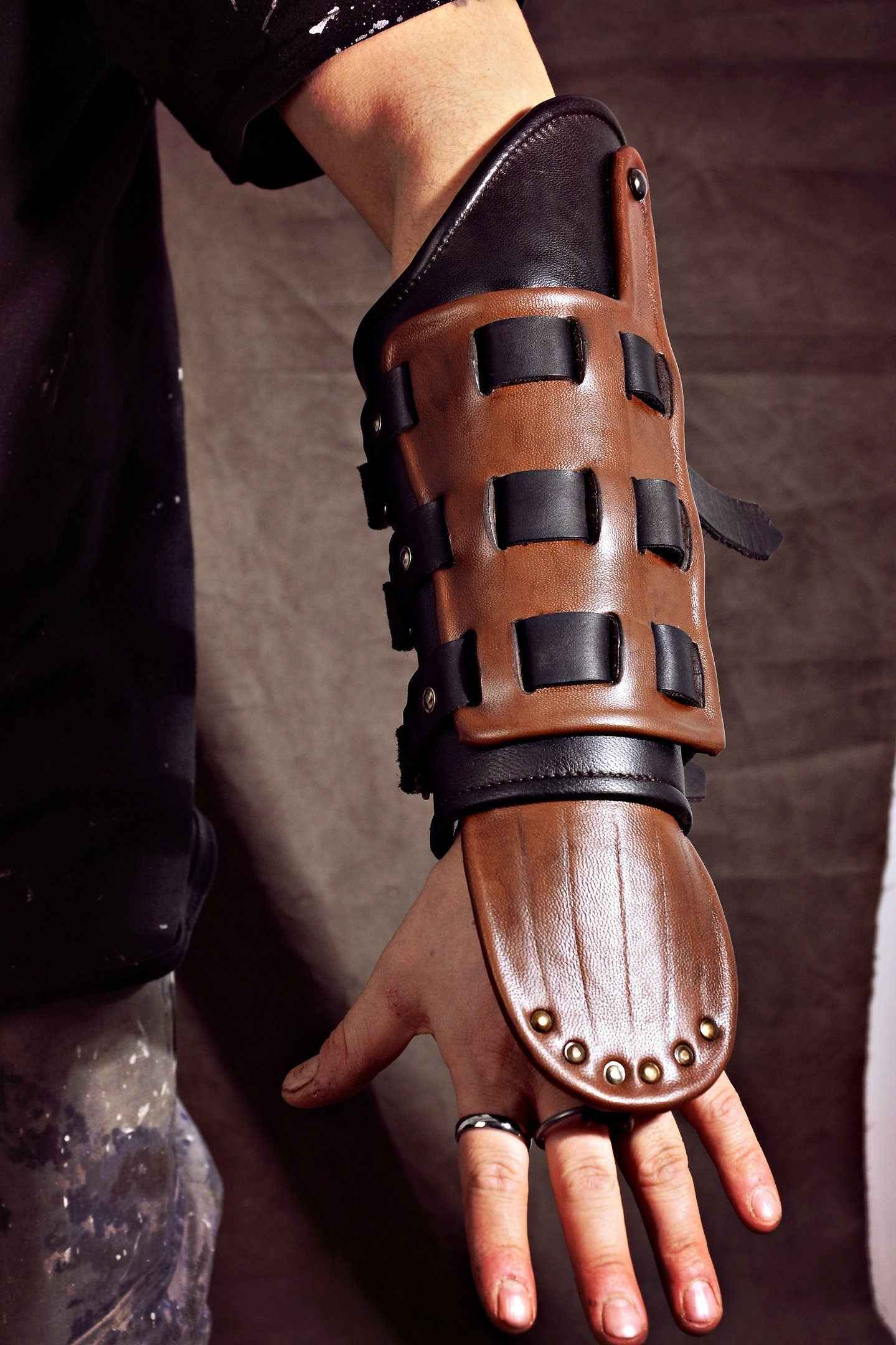 Hiccup's bracers (How to train your dragon 3)