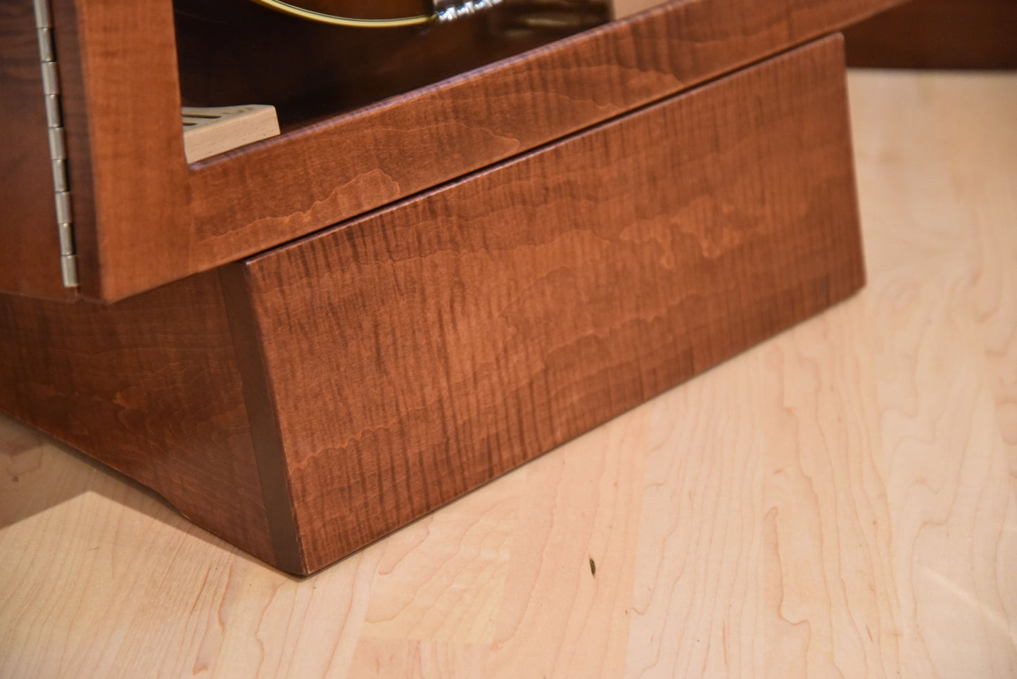 ClimaStand Triangle Humidor with Base - Flame maple with Acres Stain